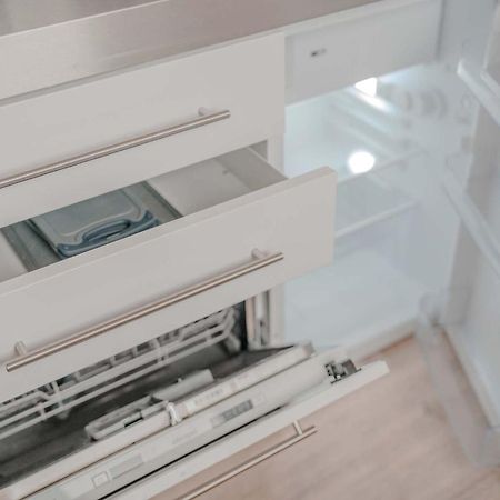 Apartment Mit Kueche, Arbeitsplatz Und Xxl Sofa نيوس المظهر الخارجي الصورة