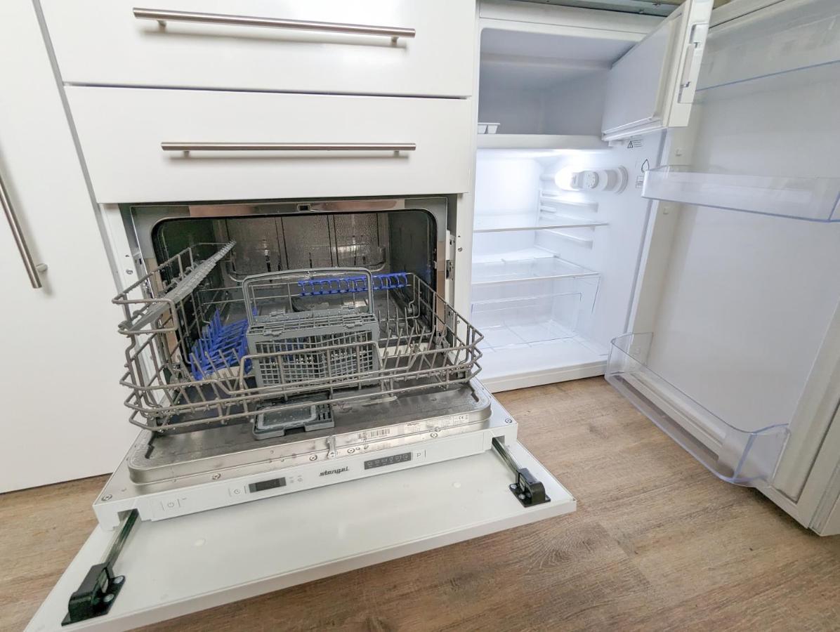 Apartment Mit Kueche, Arbeitsplatz Und Xxl Sofa نيوس المظهر الخارجي الصورة