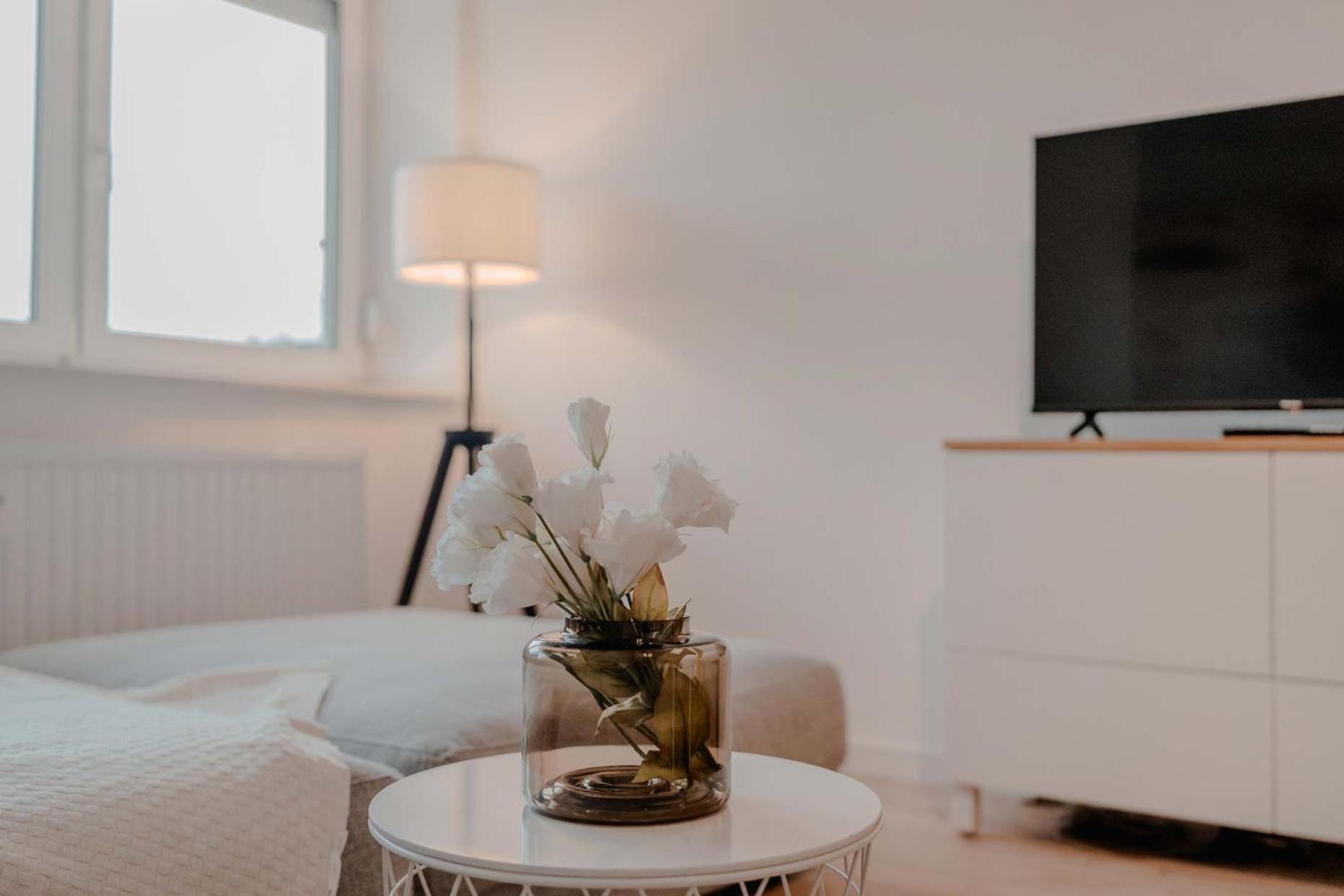 Apartment Mit Kueche, Arbeitsplatz Und Xxl Sofa نيوس المظهر الخارجي الصورة