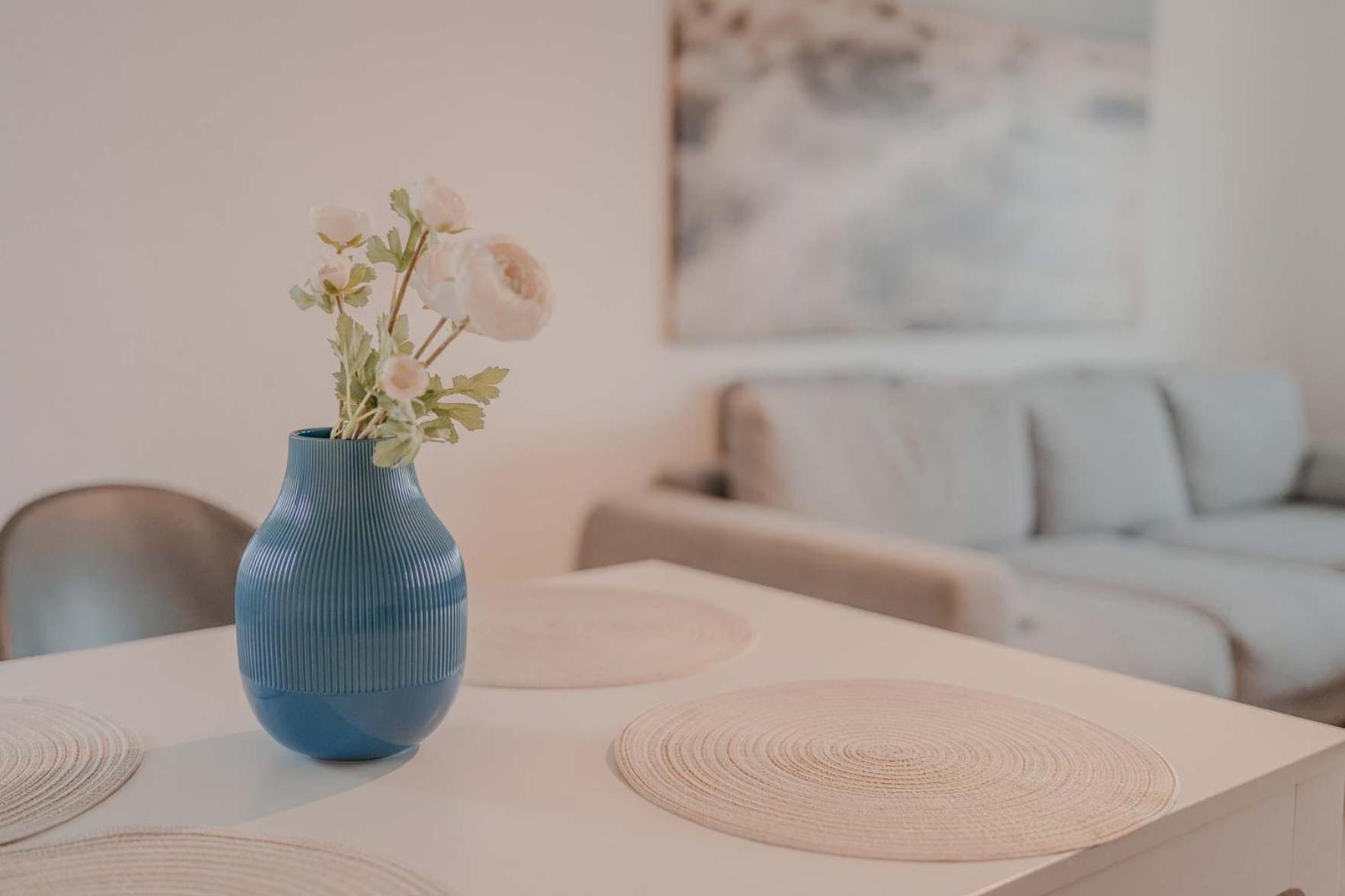Apartment Mit Kueche, Arbeitsplatz Und Xxl Sofa نيوس المظهر الخارجي الصورة