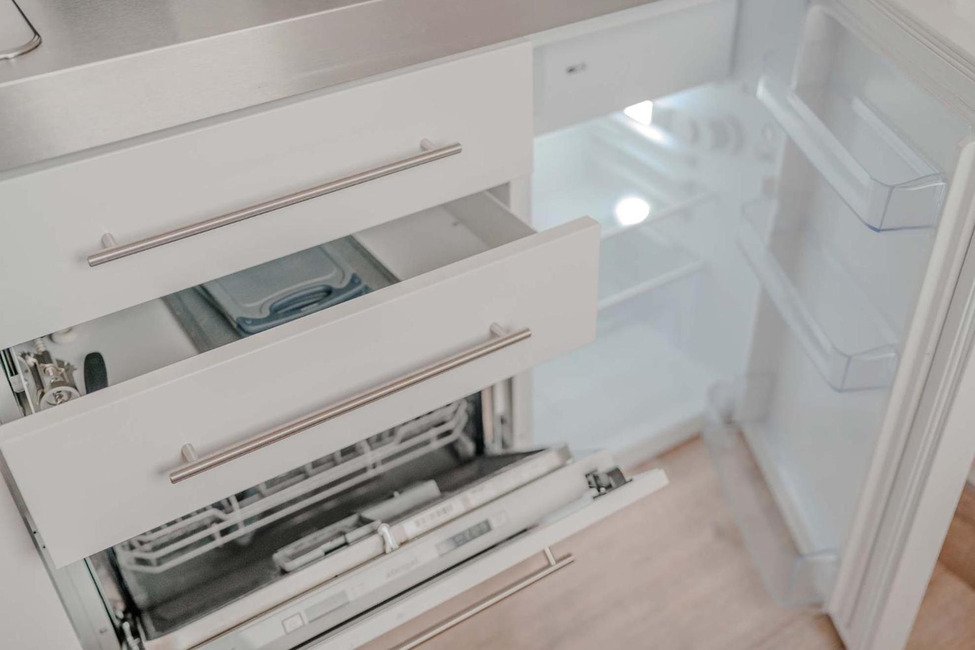 Apartment Mit Kueche, Arbeitsplatz Und Xxl Sofa نيوس المظهر الخارجي الصورة