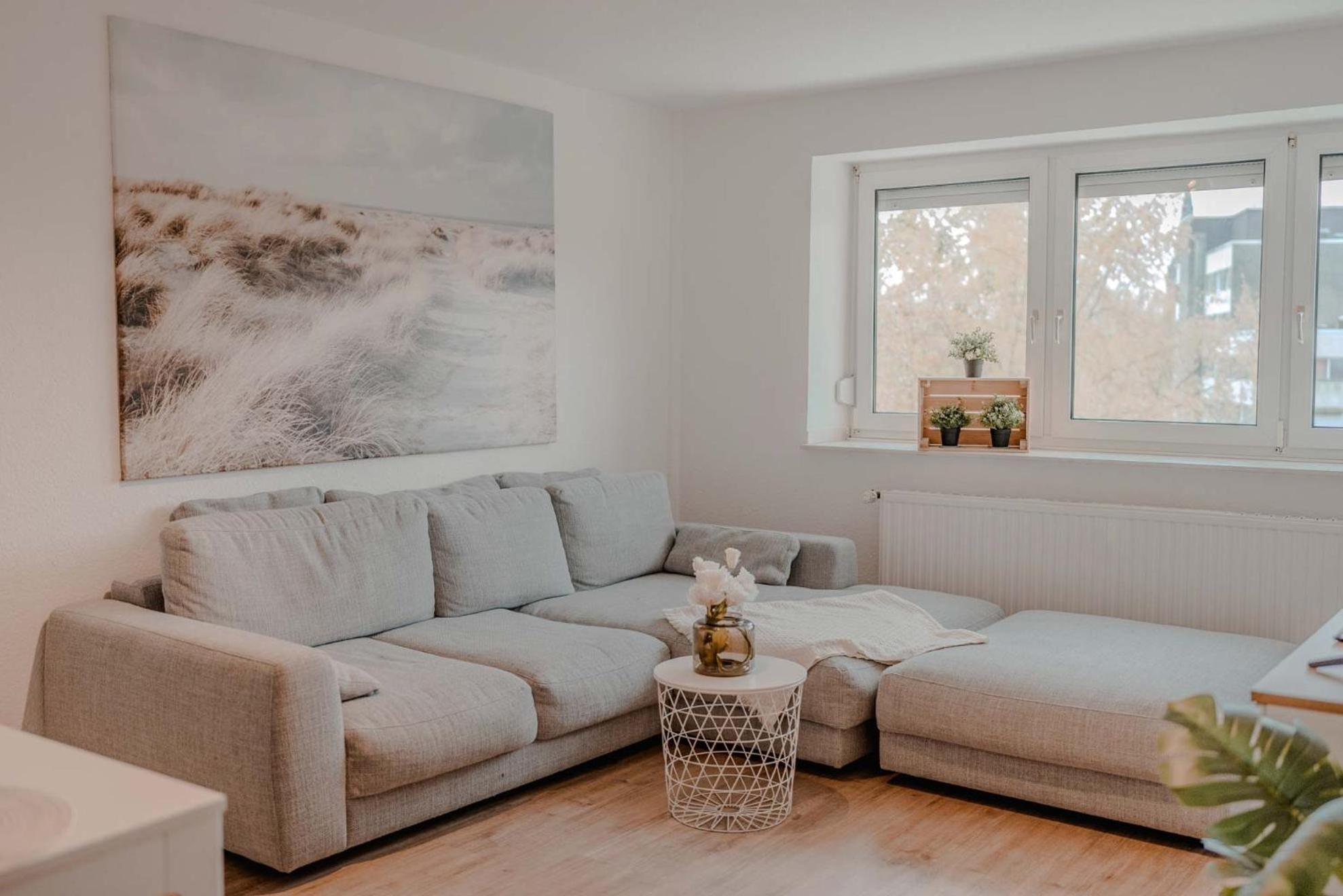 Apartment Mit Kueche, Arbeitsplatz Und Xxl Sofa نيوس المظهر الخارجي الصورة